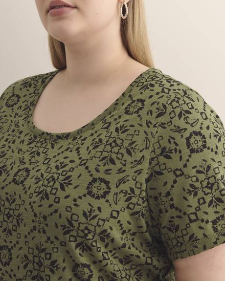 Printed Curvy-Fit Crewneck Tee - PENN. Essentials