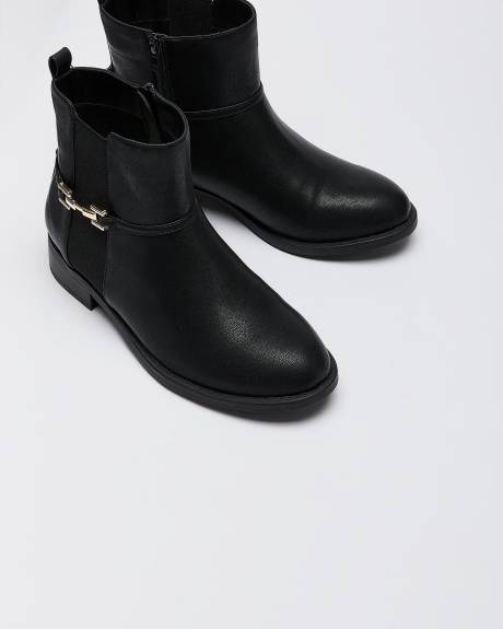 Bottes courtes noires avec boucle dorée, pied très large