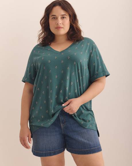 Boyfriend-Fit V-Neck T-Shirt - PENN. Essentials