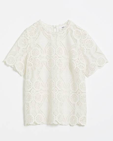 Blouse en crochet avec ourlet festonné