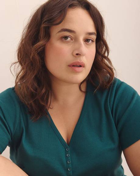 Girlfriend-Fit V-Neck Ribbed Tee - PENN. Essentials