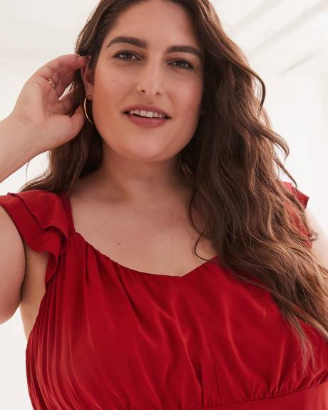 Blouse rouge avec manches à doubles volants