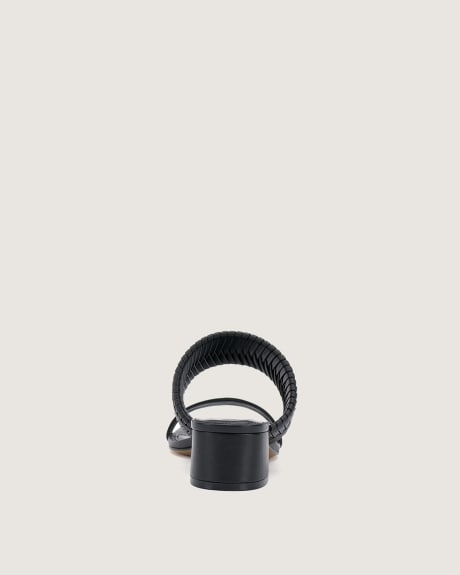 Mule à enfiler avec sangle à chevrons, largeur régulière - Vince Camuto