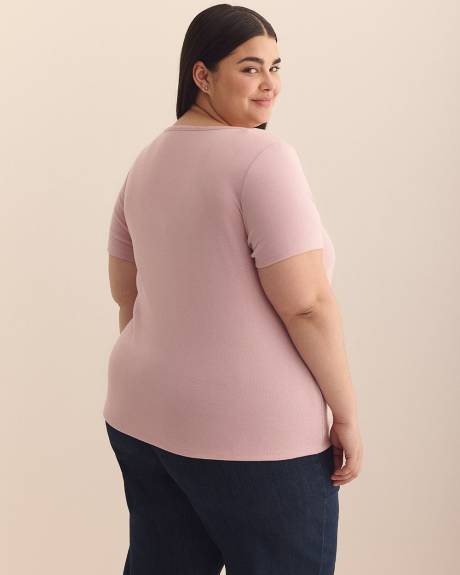 Girlfriend-Fit V-Neck Ribbed Tee - PENN. Essentials