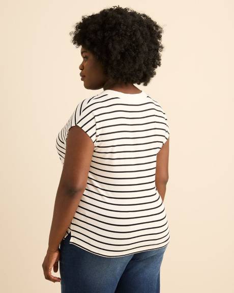 T-shirt &agrave; encolure en V, coupe moderne - Addition Elle