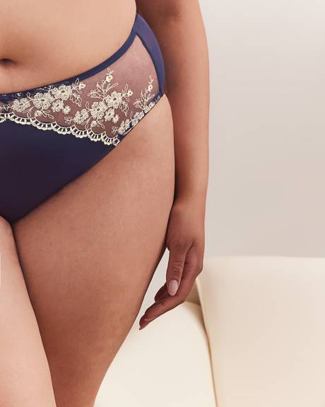 Culotte échancrée bleue avec dentelle brodée et arrière en mesh - Déesse Collection