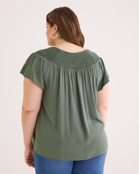 Blouse à manches courtes avec encolure à smocks