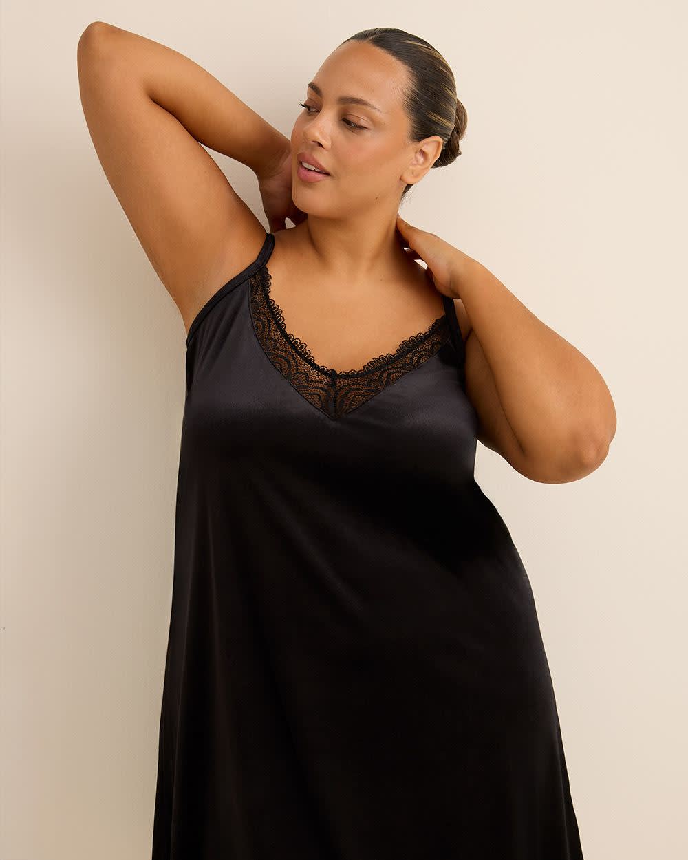 Robe de nuit en velours noir avec dentelle - Déesse Collection Robe de nuit en velours noir avec dentelle - Déesse Collection