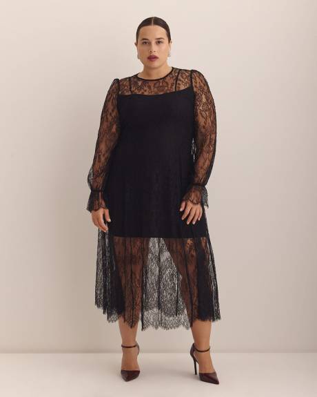 Robe mi-longue noire en dentelle diaphane avec manches bouffantes