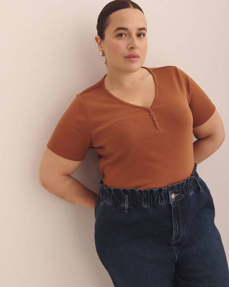 Girlfriend-Fit V-Neck Ribbed Tee - PENN. Essentials