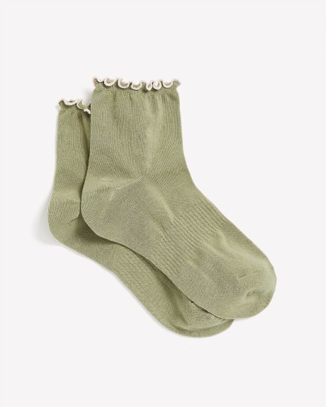 Ribbed Ankle Socks with Lettuce Edge
