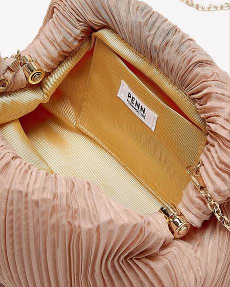 Sac à main rose plissé avec chaîne dorée