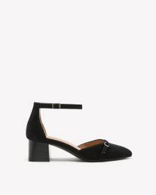 Chaussure noire pointue à talon bloc et bride à la cheville, pied très large