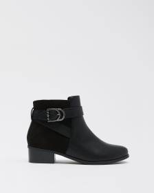 Bottes courtes noires avec lanière, pied très large