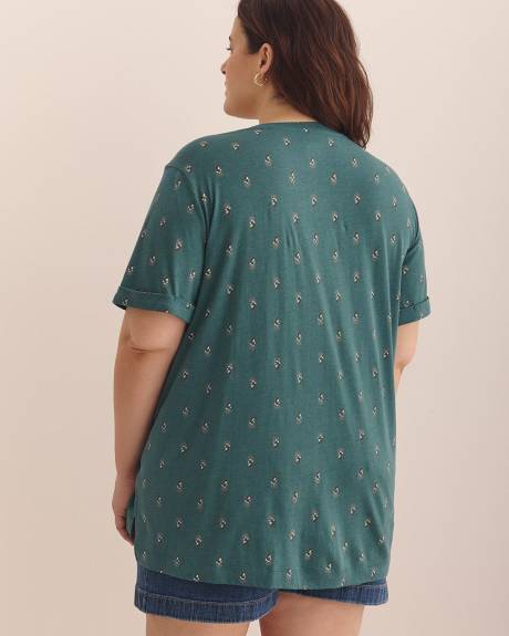 Boyfriend-Fit V-Neck T-Shirt - PENN. Essentials