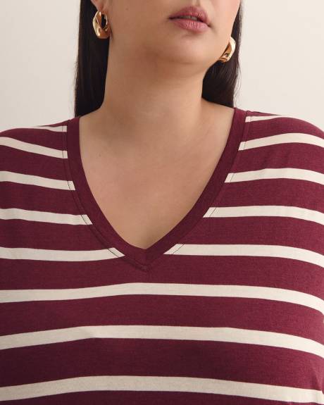 Boyfriend-Fit V-Neck T-Shirt - PENN. Essentials