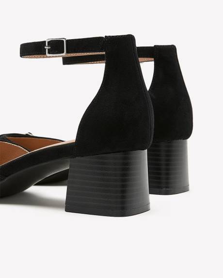 Chaussure noire pointue à talon bloc et bride à la cheville, pied très large