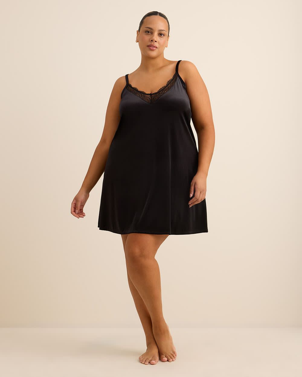 Robe de nuit en velours noir avec dentelle - Déesse Collection Robe de nuit en velours noir avec dentelle - Déesse Collection