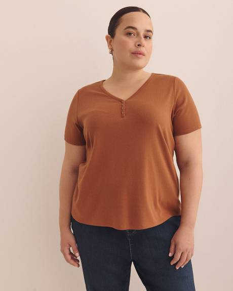 Girlfriend-Fit V-Neck Ribbed Tee - PENN. Essentials