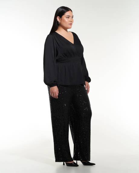 Blouse noire en satin avec col en V et taille ajustée - Addition Elle