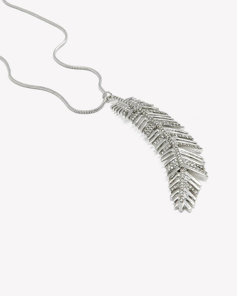 Longue chaîne avec pendentif en feuille