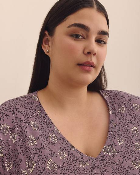 Boyfriend-Fit V-Neck T-Shirt - PENN. Essentials