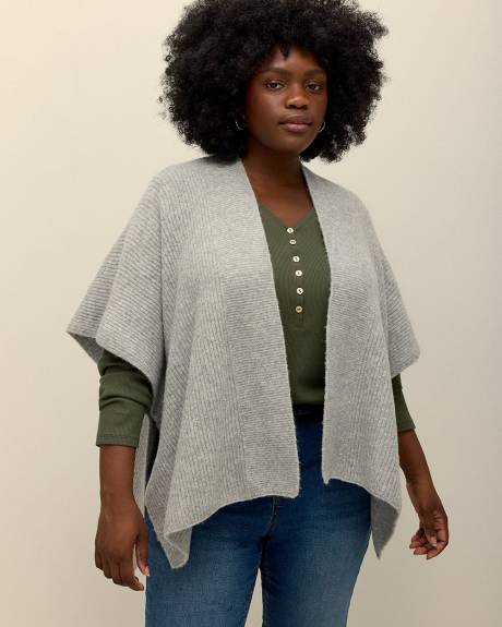Châle en tricot côtelé avec manches intégrées