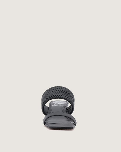 Mule à enfiler avec sangle à chevrons, largeur régulière - Vince Camuto