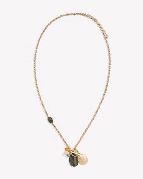 Collier long en chaîne avec breloques
