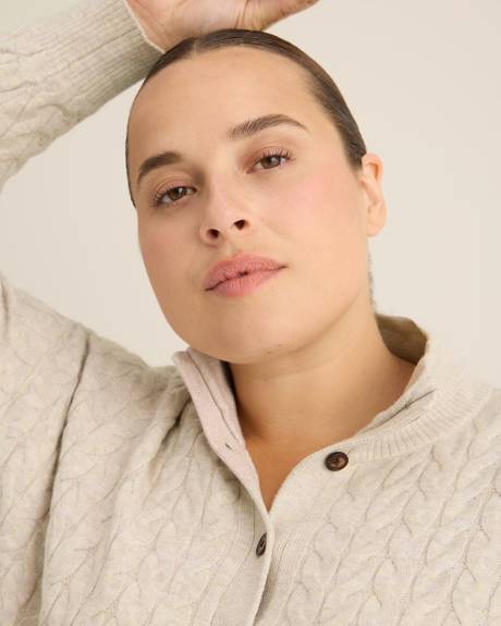 Pull en tricot à mailles torsadées et col boutonné