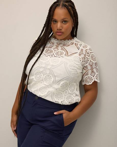 Blouse en crochet avec ourlet festonné