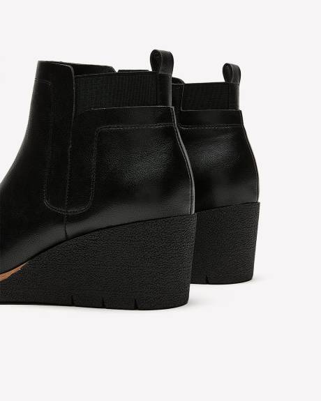 Bottillon compensé en faux cuir noir, pied très large