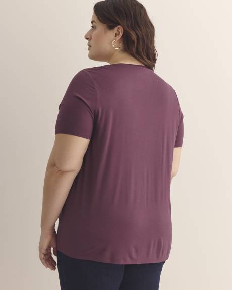 Modern-Fit Short-Sleeve V-Neck Tee - PENN. Essentials