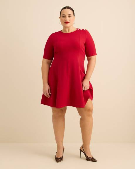 Robe cintr&eacute;e et &eacute;vas&eacute;e en tricot c&ocirc;tel&eacute; avec manches aux coudes