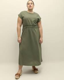 Robe longue avec encolure brodée et taille cintrée