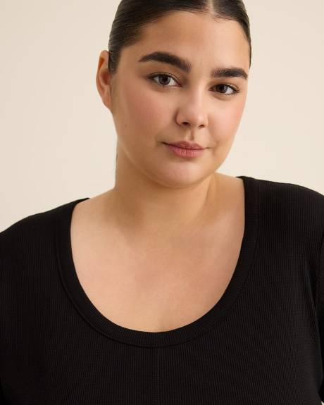 Curvy-Fit Long-Sleeve Waffle Tee - PENN. Essentials