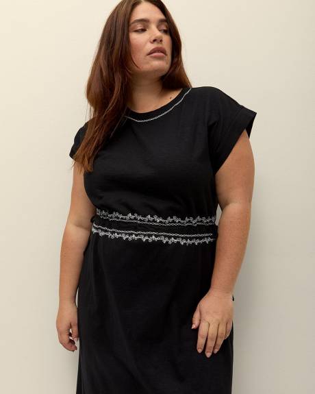 Robe longue avec encolure brodée et taille cintrée