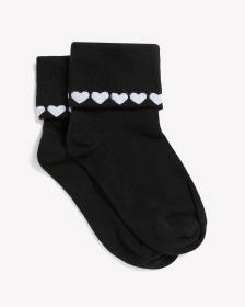 Chaussettes courtes noires avec rebord repli&eacute; orn&eacute; de coeurs