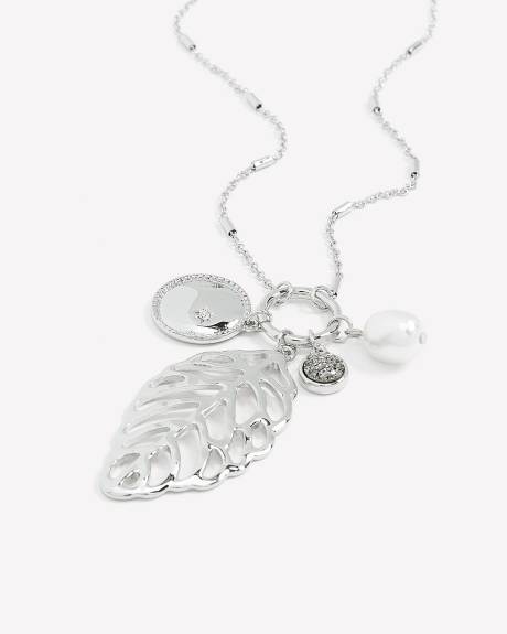 Collier long argenté avec pendentifs
