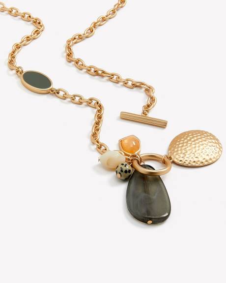 Collier long en chaîne avec breloques