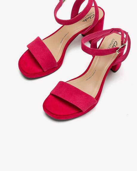 Sandale à talon bloc et boucle à la cheville, pied large - Clarks
