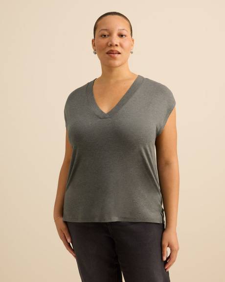 T-shirt &agrave; encolure en V, coupe moderne - Addition Elle - Essentiels PENN.