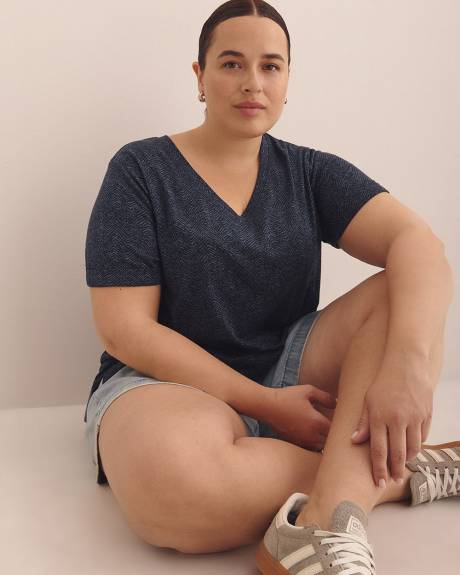 Boyfriend-Fit V-Neck T-Shirt - PENN. Essentials