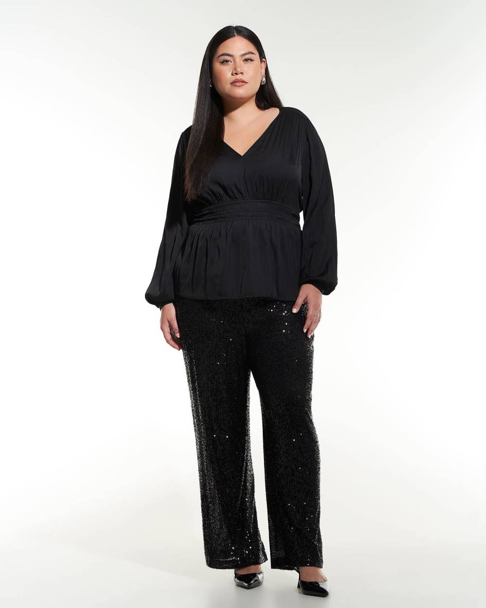 Blouse noire en satin avec col en V et taille ajustée - Addition Elle