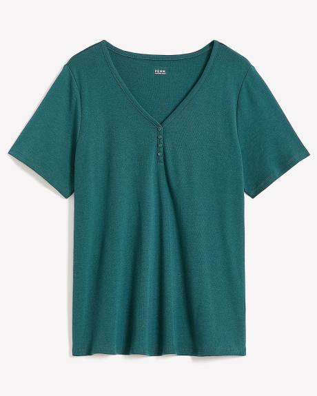 Girlfriend-Fit V-Neck Ribbed Tee - PENN. Essentials