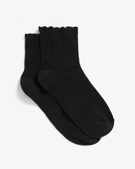 Textured Ankle Socks with Scalloped Edge