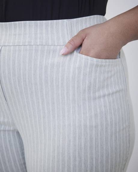 Pantalon capri rayé, coupe ingénieuse