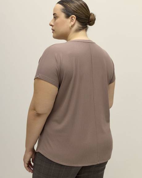 Modern-Fit Ribbed Tee - PENN. Essentials
