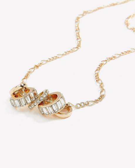 Chaîne courte avec pendentifs en anneaux