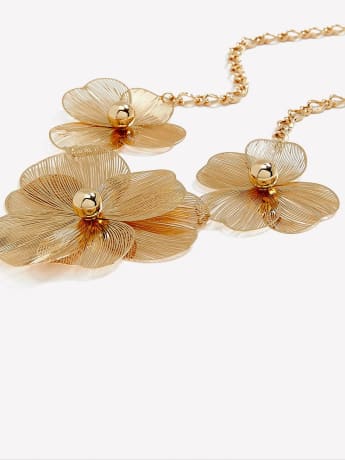 Short Necklace with Mesh Flowers
